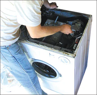 Técnico reparando lavadora