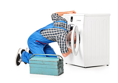 Tecnico reparando lavadora